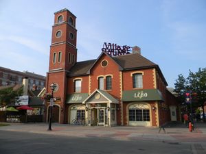 온타리오 주 주류 통제 위원회(Liquor Control Board of Ontario)(LCBO) 매장이 빌리지 스퀘어의 구 소방서(firehall)에 입점해 있습니다.