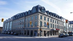 캐나다 라이프 플레이스는 런던 나이츠와 런던 라이트닝의 홈 구장이다. 던다스 & 탈보트 스트리트의 북동쪽 코너가 보이며, 이 건물 코너는 125년 이상 자리를 지켰던 이전 탈보트 인의 외관을 재현한 것이다.