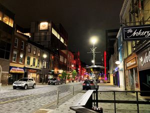 런던의 던다스 거리, 팬쇼 칼리지의 시내 캠퍼스 보임