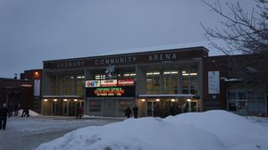 서드베리 커뮤니티 아레나(Sudbury Community Arena) 입구. 이 경기장은 다목적 경기장이며, 온타리오 하키 리그(OHL)의 서드베리 울브스(Sudbury Wolves)의 홈구장이자, TV 코미디 시리즈 쇼어시(Shoresy)의 주요 장소이기도 하다.
