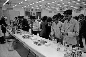 추방된 우간다 출신 남아시아인이 1972년 10월 몬트리올에 도착