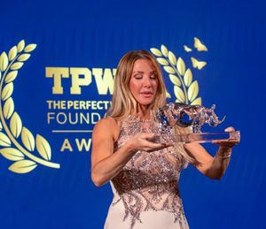 엘리 골딩이 The Perfect World Foundation Awards에서 "2024년의 환경 보호 운동가"로 선정되어 Fragile Rhino 트로피를 들고 있다.