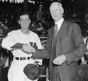 1938년, 해리스와 코니 맥의 악수