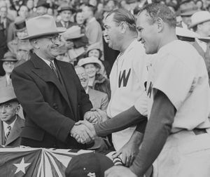 미합중국 대통령 해리 트루먼(왼쪽)이 1947년 4월 18일 워싱턴 세너터스 감독 오시 블루지(가운데)와 뉴욕 양키스 감독 버키 해리스(오른쪽)와 악수하고 있다.
