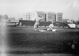 1912년 힐탑 파크. 관람석 위의 세 건물은 오늘날에도 남아있다.