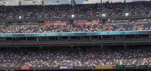 오스틴 로민이 다음 타자로 발표되면서 양키 스타디움 전광판에 그의 이름이 표시된다.