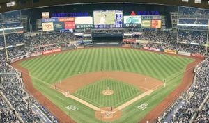 저지(3루 근처)가 2022 시즌 첫 홈런을 친 후 양키 스타디움에서 베이스를 돌고 있다.