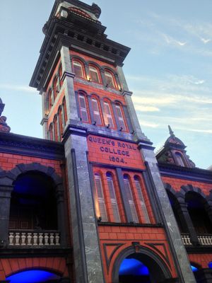 역사적인 퀸스 로열 칼리지 시계탑 2015