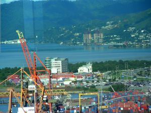 포트오브스페인 항구(PPOS)는 매립지에 위치해 있으며, 주변 노던 레인지 산맥에서 새로운 매립지 개발이 진행 중이다.