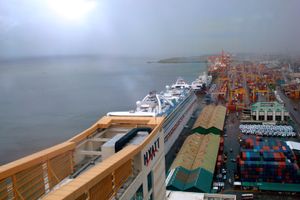 2009년 포트오브스페인 항구 부두에 정박한 크루즈선과 컨테이너선