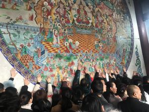 화엄사 안의 만다라, 중앙에 미륵 부처