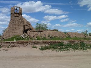 타오스 푸에블로(Taos Pueblo), 뉴멕시코의 오래된 묘지와 원래 교회의 폐허. 타오스 선교의 사제 프라이 페드로 데 미란다는 1640년에 사망했다.