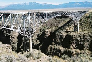 리오그란데 협곡을 가로 지른 다리