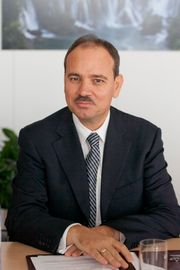 2012년 9월 유럽 위원회를 방문한 니샤니