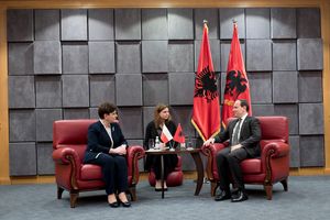 2016년 12월 9일 티라나에서 폴란드 총리 베아타 시드워와 니샤니