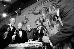 영화 출연진들이 진 해크먼의 영화 프렌치 커넥션의 오스카 수상을 축하하고 있다. 왼쪽부터: 잭 알버트슨, 레드 버튼스, 로널드 님, 해크먼, 셸리 윈터스, 어니스트 보그나인