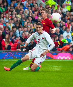 무니아인(뒷모습)이 2012년 올림픽에서 압델라티프 누세르를 쫓고 있다.