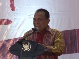 프란스 르부 라야가 2015년 전국 크리스마스 축하 행사에서 연설하고 있다