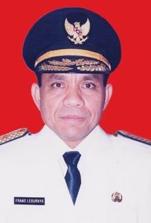 프란스 르부 라야 주지사 제복을 입고 있는 모습