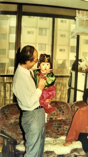 손녀와 함께 있는 선우진