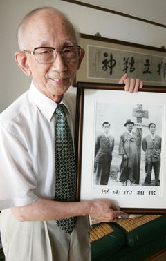 1948년 남북협상}} 사진을 들고 있는 선우진