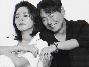 2024년 패션 화보 촬영을 위해 남편 연정훈과 함께 있는 한가인