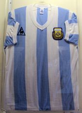 르꼬끄 스포르티브가 아르헨티나 선수 디에고 마라도나에게 제공한 1982년 FIFA 월드컵 유니폼