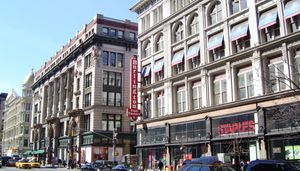 6번가에 번성했던 역사적인 레이디스 마일 상업 지구는, 시에서 가장 큰 소매점 중 일부를 남겼다. 건물은 수십 년 동안 사용되지 않았지만, 1990년대부터 재사용되고 있다