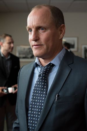 하렐슨이 LBJ 대통령 도서관에서 열린 LBJ 상영회 전 언론과 인터뷰를 하고 있다.