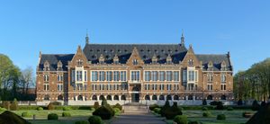 Compagnie des mines}}의 옛 본부에 자리 잡고 있다.