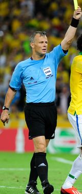 UEFA는 5월 7일 결승전 주심으로 비요른 카위퍼스를 발표했다.