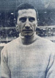 지하트 아르만은 클럽의 전설적인 골키퍼 중 한 명으로, 매 경기 "노란색 유니폼"을 입고 선방하는 모습에 팬들로부터 "사리 카나리아" (노란 카나리아)라는 별명을 얻었고, 이 별명은 오늘날까지 클럽의 상징이 되었다.