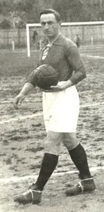 제키 리자 스포렐은 352경기에 출전하여 473골을 기록하며 경기당 평균 1.34골을 기록하여 터키 축구 역사에 가장 많은 골을 넣은 선수 중 한 명으로 기록되었다. 그는 또한 1923년 터키 국가대표팀의 첫 골을 기록했다.