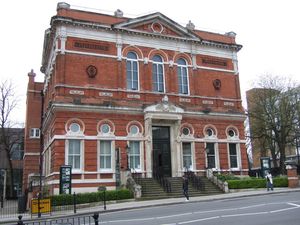 햄프스티드 타운 홀(Hampstead Town Hall) 전경, 헤이버스톡 힐(Haverstock Hill).