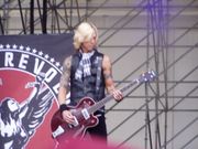 2007년 Gods of Metal에서 공연하는 베이시스트 더프 맥케이건