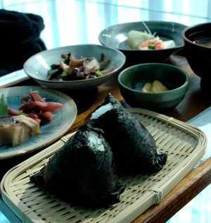 식사의 일부로서의 오니기리