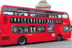 런던의 2층 버스에 있는 영화 광고