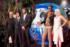 일본 프리미어에서의 감독, 캐스트, 일본어 더빙 캐스트(왼쪽부터 롤랜드 에머리히, 후지와라 타츠야, 리엄 헴스워스, 제프 골드블룸, 마이카 먼로)