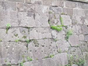 세이난 전쟁 당시의 탄흔이라고 하는 자국이 남아있는 석재 (2011년 5월)