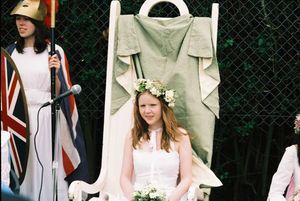 2005년 영국 브렌섬의 메이 퀸, 왕좌에 앉아 있는 모습