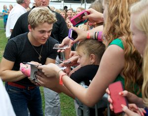 2012년 8월 메릴랜드주 프레더릭에서 사인하는 헤이즈