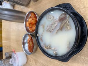 식당에서 제공되는 설렁탕. 취향에 맞게 간을 조절할 수 있도록 소금과 파가 제공된다. (2024)