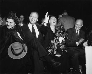 베티와 제럴드 포드는 드와이트 D. 아이젠하워와 그의 아내 마이미 아이젠하워와 함께 드와이트 D. 아이젠하워의 1952년 미국 대통령 선거 운동을 위해 미시간주 그랜드래피즈에서 열린 행사에 참석했다.