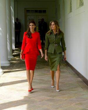 훌리아나 아와다와 멜라니아 트럼프가 펜슬 스커트를 입은 모습, 2017