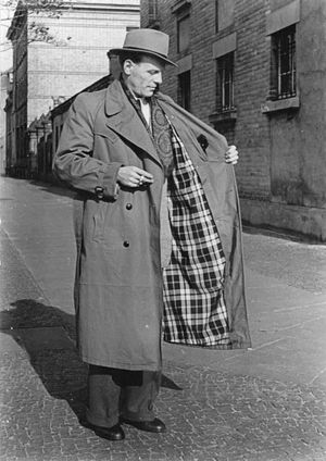 동독 라이프치히의 국영 공장에서 제조된 트렌치코트