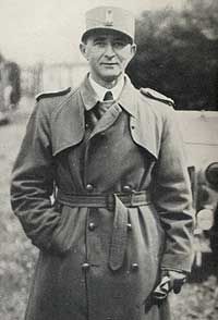 트렌치코트를 입은, 제1 노르웨이 독립 중대(영국 SOE 산하)의 지휘관 마르틴 링게