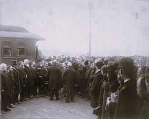 1892년 그로버 클리블랜드 대통령이 앤아버역에서 윌리엄 도티 시장과 제임스 B. 앤젤 미시간 대학교 총장을 포함한 군중들과 함께