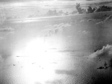 저녁 노을을 받으며 대공포화를 쏘며 회피 기동을 하는 일본 함대전위 부대.