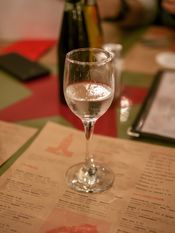 소피아의 한 식당에서 라키야 한 잔