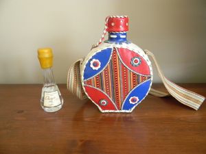 전통적인 플라스크에 담긴 세르비아산 마르멜로 라키야